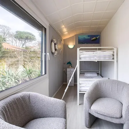 Maison Familiale A 100m De La Avec Jardin Clos Et Parking, Pour 6 Personnes - Fr-1-258-190