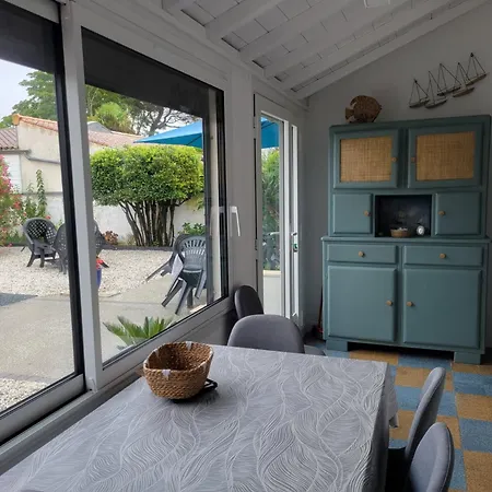 Maison Familiale A 100m De La Avec Jardin Clos Et Parking, Pour 6 Personnes - Fr-1-535-11