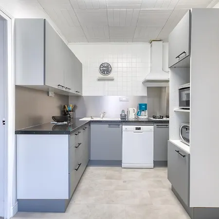 Maison Familiale A 100m De La Avec Jardin Clos Et Parking, Pour 6 Personnes - Fr-1-258-190 *